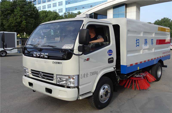 东风小多利卡扫路车